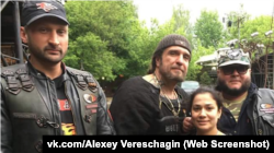 Бойовик Олексій Верещагін з лідером «Нічних вовків» Олександром Залдостановим, відомого за прізвиськом «Хірург»