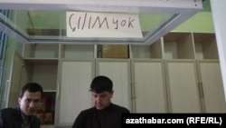 Дүкөндөгу "тамеки жок" деген жазуу