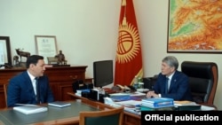 УКМКнын төрагасы Абдил Сегизбаев жана мурдагы президент Алмазбек Атамбаев.