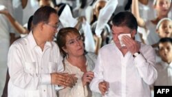 БУУнун Баш катчысы Пан Ги Мун (солдо) жана Чили Мишел Бачелет (ортодо), Колумбия президенти Хуан Мануэл Сантос (оңдо). Колумбия өкмөтү менен Колумбиянын Революциялык куралдуу күчтөрүнүн тынчтык келишиминен кийин.