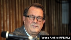 "Srbija se apsolutno sigurno ne bi usudila da prodaje (oružje) Ukrajini u vreme ovog rata, jer bi to bio prst u oko Rusiji", kaže za Radio Slobodna Evropa spoljnopolitički novinar i analitičar Boško Jakšić.