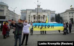 У центрі Херсону люди радіють звільненню міста з-під окупації Росією та втечі армії РФ. Херсон, 12 листопада 2022 року