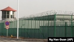 Огороженная высоким забором территория одного из «лагерей» в Синьцзяне. Декабрь 2018 года.