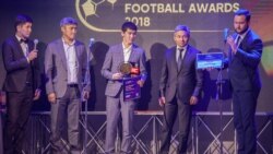 Кыргызстандын футзал боюнча капитаны Улан Байгазы уулу (ортодо).