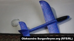 Іграшковий літачок у будинку Абдувелієвих