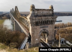 Podul Anghel Saligny, sau Podul Carol I, a fost inaugurat în 1885 și a fost funcțional până în 1987.