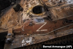 Літера «Z», яка стала символом агресії Росії проти України, на знищеному ЗСУ російському бронетранспортері біля Кутузівки, що на північ від Харкова, 13 травня 2022 року