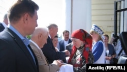 Сабантуйга килгән түрәләрне каршы алу. Ижау. Архив фотосы.