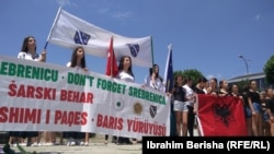 Okupljeni građani Prizrena odaju počast žrtvama genocida u Srebrenici