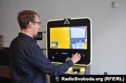 Криптоанархіст Павел Шевчик демонструє, як обміняти гроші на криптовалюту