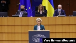Президент Єврокомісії Урсула фон дер Ляєн під час виступу на спеціальній сесії Європарламенту, на якій визнали перспективу членства України в Євросоюзі. Брюссель, 1 березня 2022 року