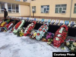 Шымкент қаласында өткен ҰҚК шекара қызметінің ұшағы апатынан қаза тапқан марқұмдарды аза тұту шарасынан көрініс. Суретті twitter әлеуметтік желісіне Vyacheslav Abramov жүктеген. Шымкент, 27 желтоқсан 2012 жыл.