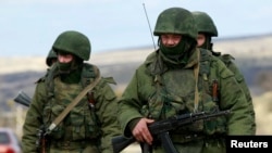 13 martie 2014 - Persoane înarmate, cel mai probabil militari ruși, în apropierea bazei militare ucrainene din Perevalnoye / Crimeea.