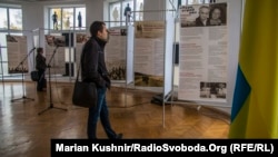 Люди розглядають виставку