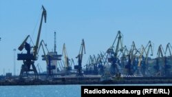 Є також інтерес і в портовій інфраструктурі, яка буде забезпечувати експорт цих матеріалів. На фото порт в Маріуполі