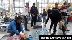 Пассажиры в аэропорту Внуково, архивное иллюстративное фото