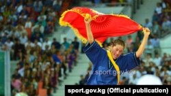 Алыш күрөшүнүн классикалык түрүнөн имарат ичиндеги жана таймаш өнөрлөрү боюнча V Азия оюндарынын жеңүүчүсү Нурзат Бактияр кызы. 23.09.2017-ж. Ашхабад. Түркмөнстан.