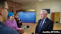 Разил Вәлиев хәбәрчеләргә аңлатмалар бирә