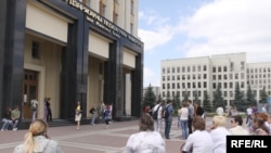 Абітурыенты перад пэдагагічным унівэрсытэтам імя М. Танка ў Менску, архіўны здымак