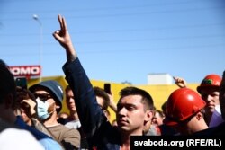 Protestul angajaților de la BelAZ, lângă Minsk, 17 august 2020.