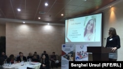 Tineri care își prezintă prezentările finanțate de Uniunea Europeană