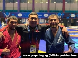 Тынчтык Сулайманов (посередине), Абдурахманхаджи Муртазалиев (в синем).