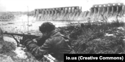 Радянський солдат веде бій біля греблі ДніпроГЕСу, осінь 1943 року