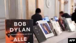 Боб Дилан тууралуу китептер.