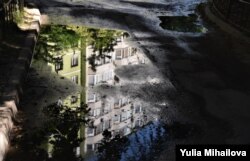 Лужи и грязь дорог