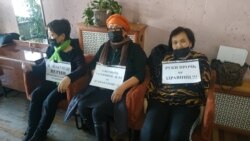 Ачкачылык жарыялап жаткан аялдар.