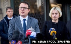 Антон Кориневич, постійний представник президента України в Автономній Республіці Крим, та Оксана Золотарьова, директор Департаменту міжнародного права МЗС України, в Міжнародному кримінальному суді в Гаазі, Нідерланди, 7 березня, 2022 року