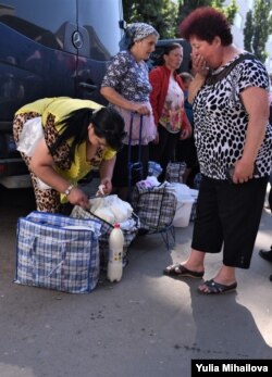 Продажа продуктов на тротуаре не смущает ни продавцов, ни покупателей