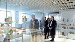 Президент Сооронбай Жээнбеков Тарых музейин калыбына келтирүүнүн жүрүшү менен таанышып жаткан учур. 12-январь, 2019-жыл.