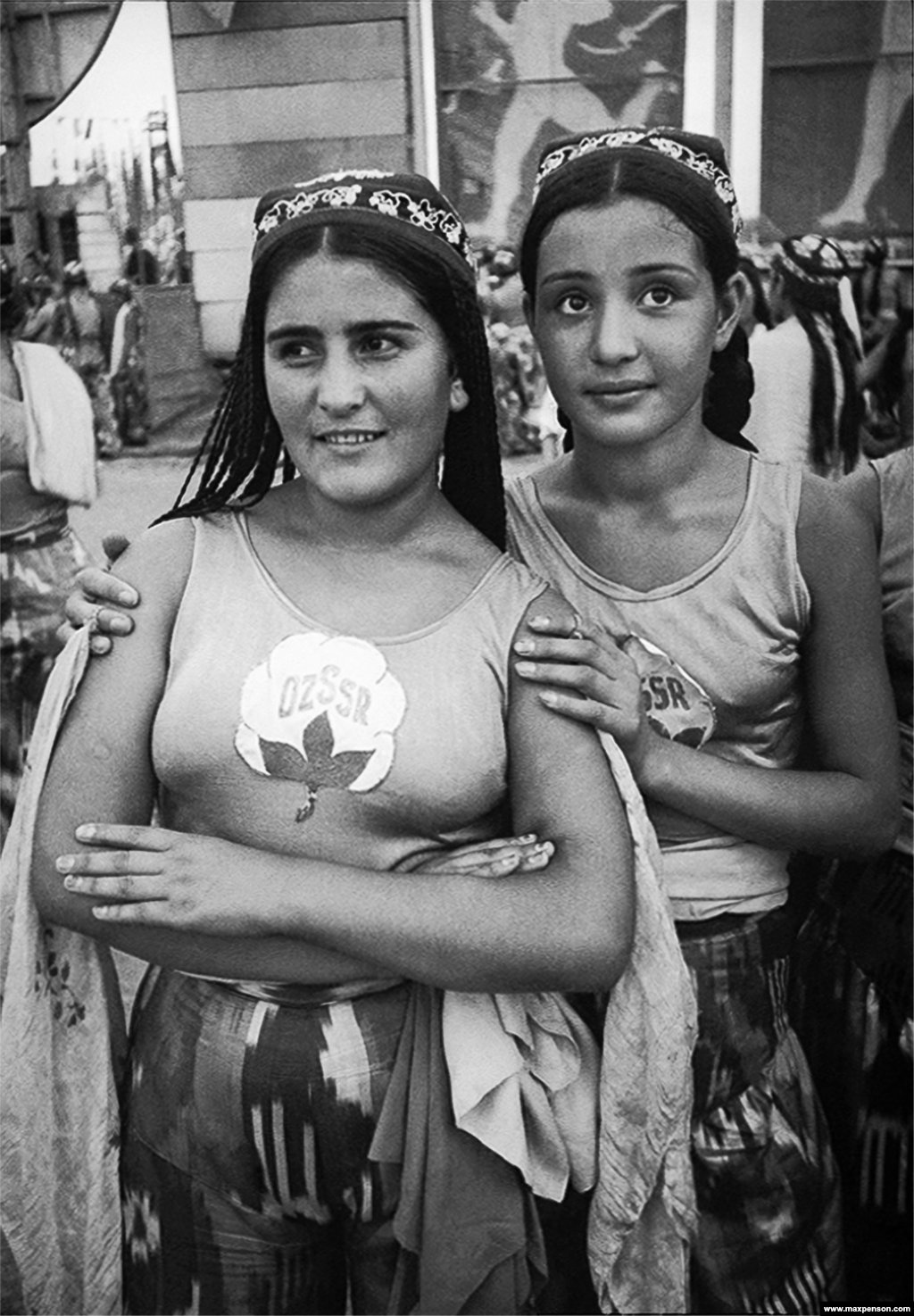 Fete uzbece în timpul unui eveniment sportiv.Max Penson a lucrat pentru publicațiile sovietice Pravda Vostoka (Adevărul din Est) și TASS, agenția de presă de stat.