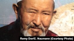 Өнөрлүү уулдарына карамдуу Рахманкул хан өзү да ыр жазып, сүрөт тарткан.