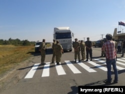 Активісти блокують рух українських фур у напрямку анексованого Криму на адмінмежі між півостровом і Херсонською областю, вересень 2015 року