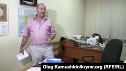 Різа Шевкієв показує журналістам наслідки обшуку в будівлі Меджлісу в Сімферополі, 2014 рік. Архівне фото