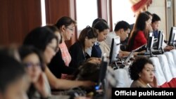 Кыргыз журналисттери Жогорку Кеңеште.