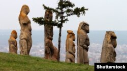 Архівна світлина (до масштабного вторгнення Росії). Кам’яні баби на околиці міста Ізюм Харківської області. Баби кам'яні, боввани – монументальні кам'яні скульптури, які з'явилися на території сучасної України понад 6 тисяч років тому