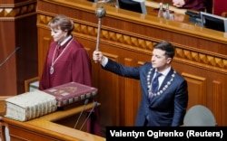 Новый президент Украины Владимир Зеленский с булавой во время инаугурации, Киев, 20 мая 2019 года.