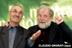 Lucian Pintilie cu Gheorghe Dinică la o ședință foto la Festivalul Filmului de la Veneția la 7 septembrie 2001