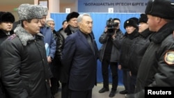 Президент Назарбаев Жаңаөзен полицейлерімен сөйлесіп тұр. Жаңаөзен, 22 желтоқсан 2011 жыл.
