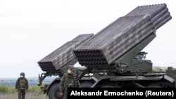 Militari din autoproclamata Republică Populară Donețk lângă un lansator multiplu de rachete Grad lângă localitatea Horlivka, regiunea Donețk, 21 mai 2020