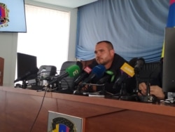 Александр Заика во время представления лисичанам