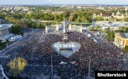 U proleće 2017. desetine hiljada ljudi je protestovalo zbog zatvaranja Centralno-evropskog univerziteta