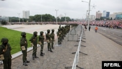 Эстеликтерди тосуп турган аскерлер. Минск. 23-август, 2020-жыл.