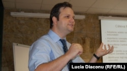 Bogdan Manolea spune că și oamenii care sunt experți în tehnologie pot cădea pradă manipulării.