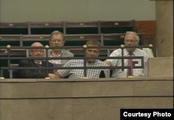 Вадим Колесніченко (другий зліва) в Сеймі Польщі спостерігає за перебігом дискусії з балкону