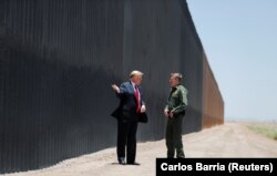 Trump gjatë vizitës së gardhit të metaltë të vendosur përgjatë kufirit me Meksikën. Ndërtimi i këtij muri, ka qenë një prej premtimeve kryesore gjatë fushatës presidenciale të vitit 2016.