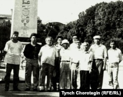 Тарыхчылар (солдон оңго) М.Кожобеков, К.Молдокасымов, С.Данияров, Т.Чоротегин, К.Үсөнбаев, З.Курманов, И.Молдобаев, Ө.Караев, Т.Өмүрбеков жана (оң четте) адабиятчы А.Акматалиев. Стамбул ш., 1994.